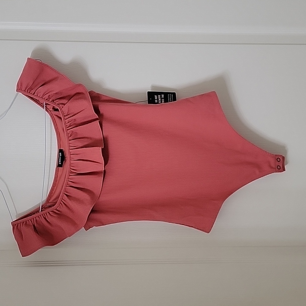 Express, Size XS, Dusty Salmon On or Off Shoulder Thong Bodysuit, Ruffled, NEW